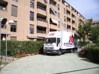 Camion con gr�a Mudanzas J.G